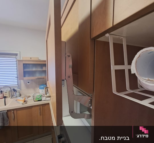 מנגנון הרמה לדלת ארון מטבח מעץ